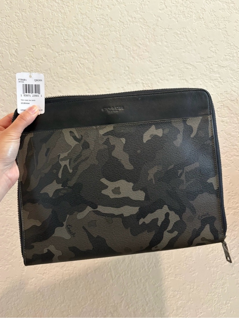 Coach Black/Gray Camo Leather
Zip Portfolio Tech Case